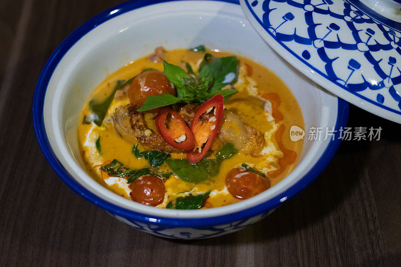 泰国菜以酸甜咸苦的平衡和新鲜食材的使用而闻名，这道菜的红咖喱烤鸭就体现了这一点。
