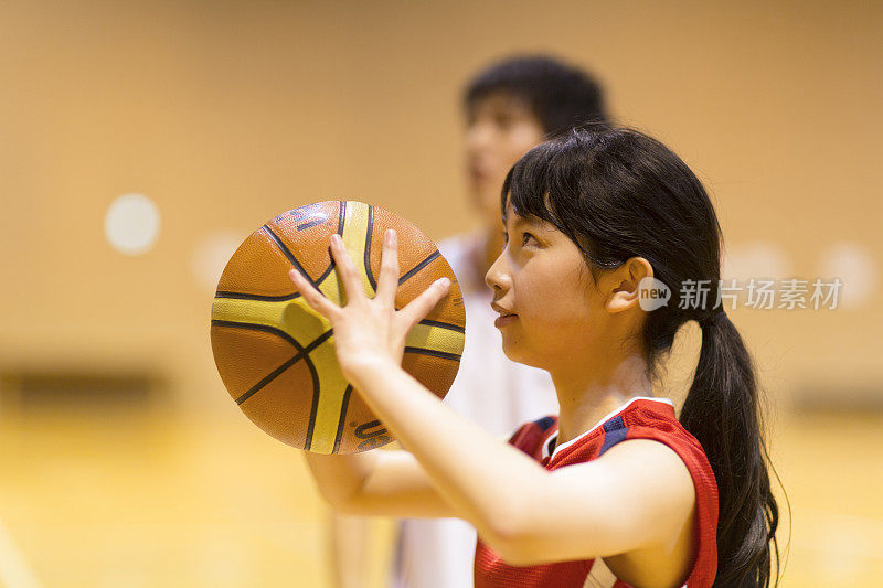 女学生打篮球