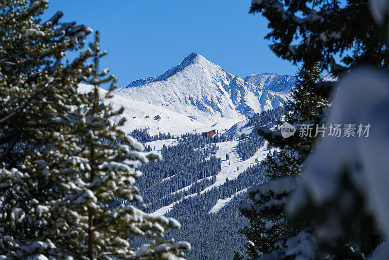 铜山与太平洋峰的景色