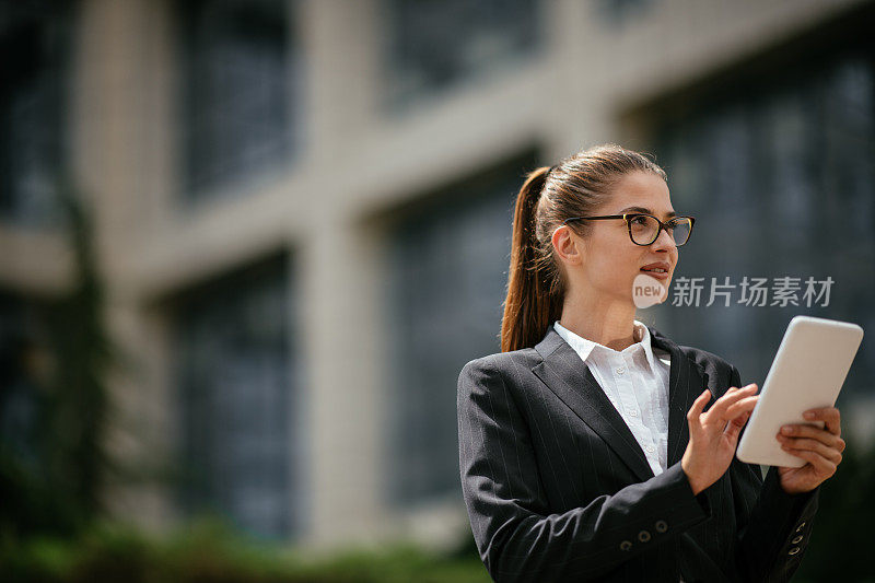 商业女性使用平板电脑