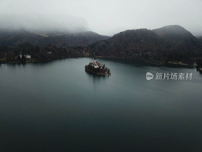 鸟瞰图上的雪湖流血和小岛城堡在斯洛文尼亚