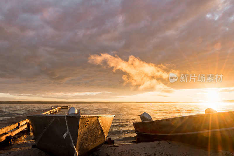 湖和码头在日出，梅多湖省公园，萨斯喀彻温