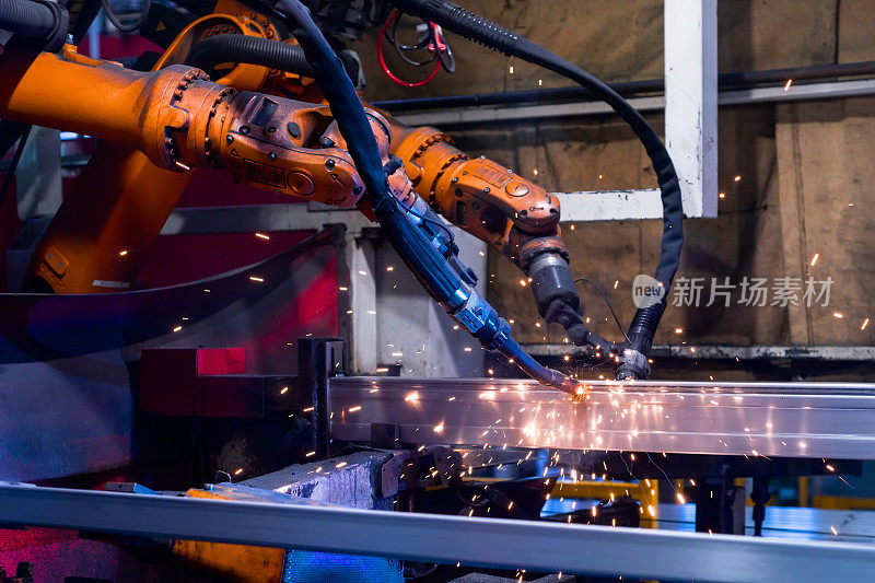 焊接机器人，焊接金属型材的过程。