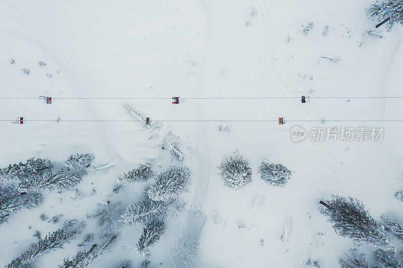 冬季喀尔巴阡山脉缆车鸟瞰图