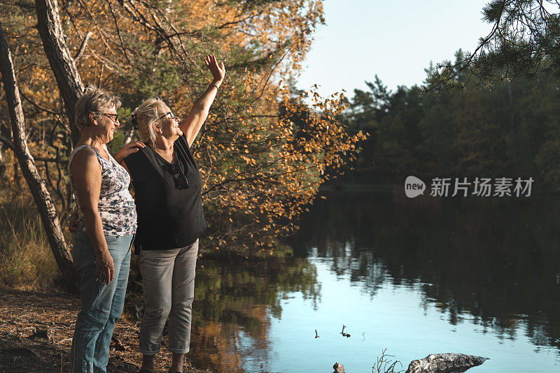 两个快乐的老年妇女在散步