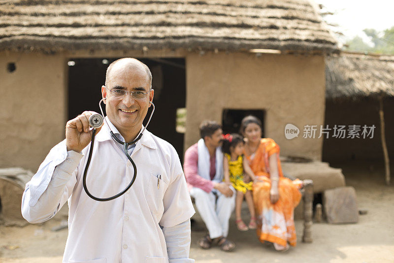 医生站在印度家庭面前
