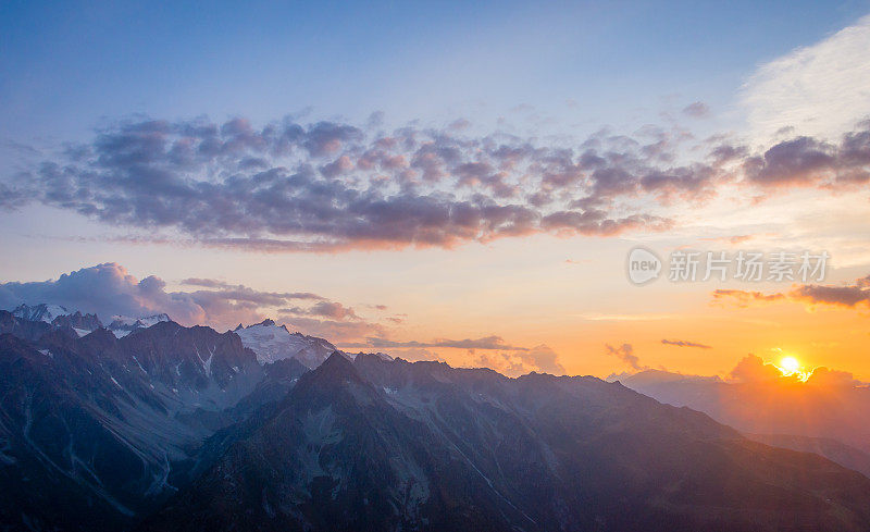 瑞士阿尔卑斯山夕阳的颜色