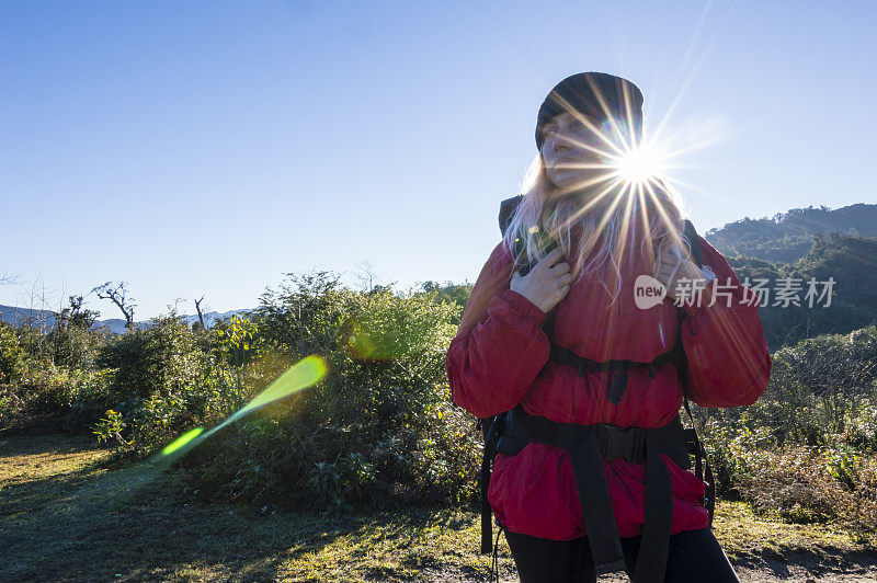 年轻女子在山间小径徒步旅行