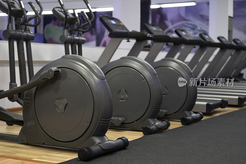 现代化的健身房内部配备设备。健身俱乐部设有跑步机，进行有氧健身训练。健康的生活方式的概念