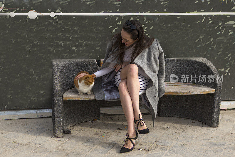 一名年轻的俄罗斯女子在土耳其伊斯坦布尔卡拉科伊街头摆造型