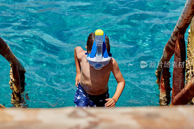 戴着通气管面罩的人在海里戴着通气管。浮潜,游泳,假期。