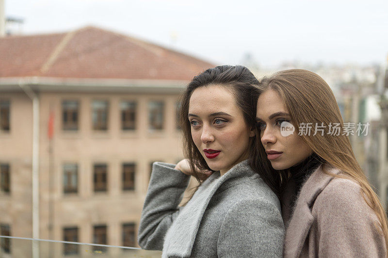 年轻的俄罗斯妇女在土耳其伊斯坦布尔卡拉科夫摆姿势