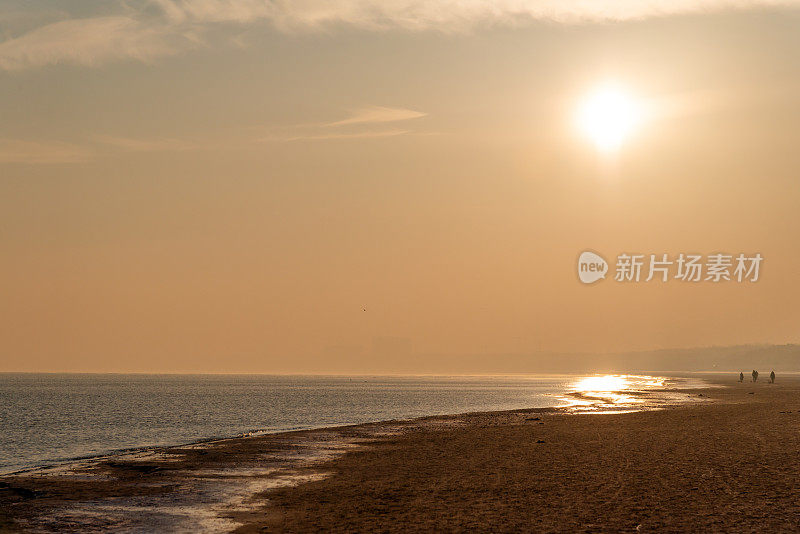 冬季日出时的波罗的海海滩