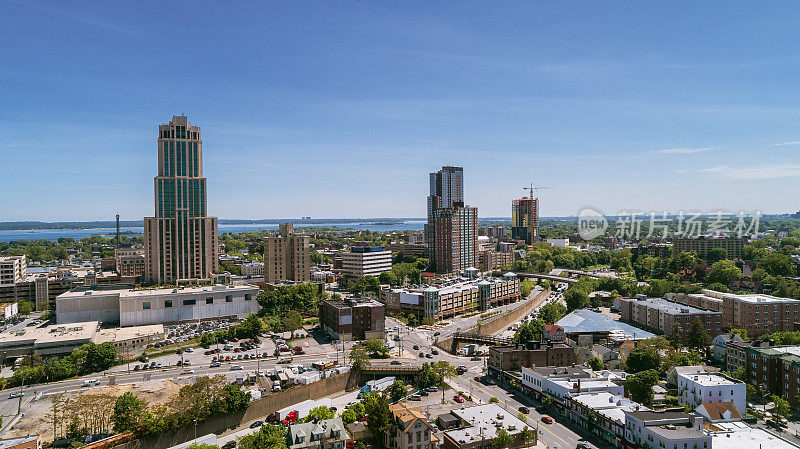 美国纽约州威彻斯特县新罗谢尔市中心摩天大楼的空中全景