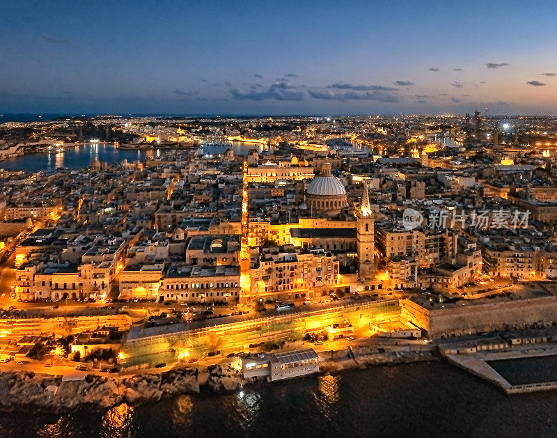 马耳他，日落时分瓦莱塔古城的航拍全景