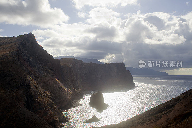 马德拉岛的山影和海景，黄昏时的壮观天空。