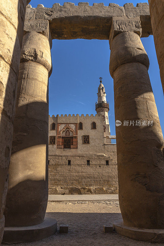 卢克索的卢克索清真寺和卢克索神庙。埃及