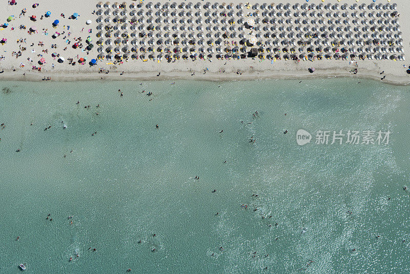 从上面的爱琴海海滩和人