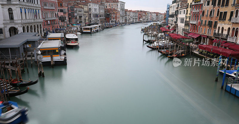 威尼斯大运河的水似乎停止了，因为