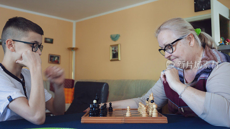 孙子和奶奶下棋