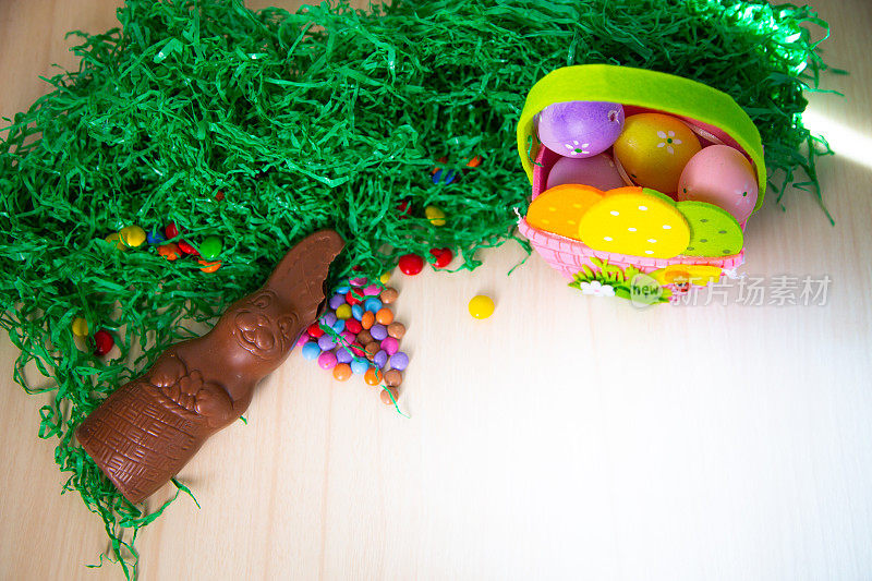 巧克力复活节兔子与鸡蛋颗粒