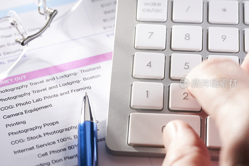 纳税费用报告的年度收入和费用的财务税收计算器