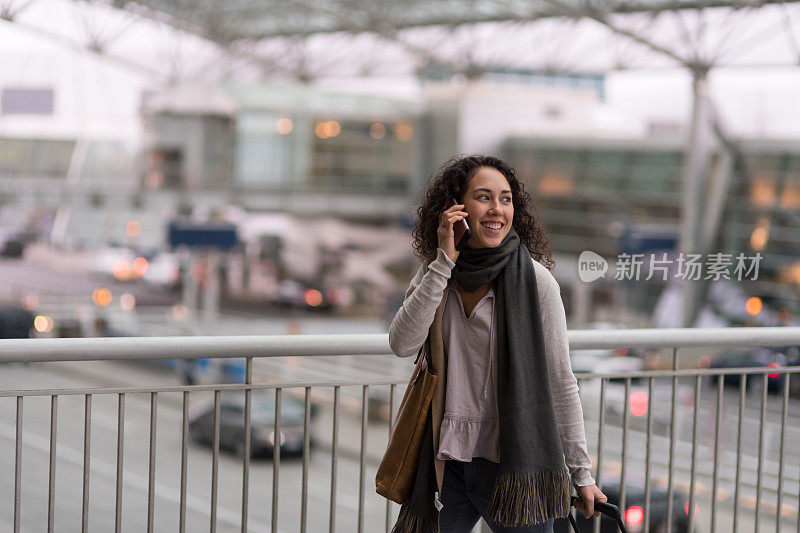 年轻女子独自在机场旅行