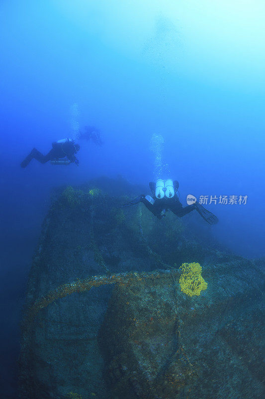 潜水技术潜水员探索和享受沉船潜水海上生命潜水夫妇水上运动技术潜水水肺潜水员的观点