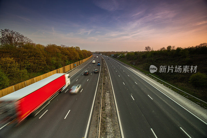 卡车在高速公路