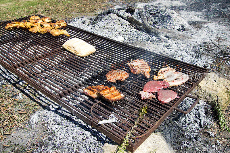 非常适合搭配鸡肉，香肠，猪肋排，牛排，面包的烧烤