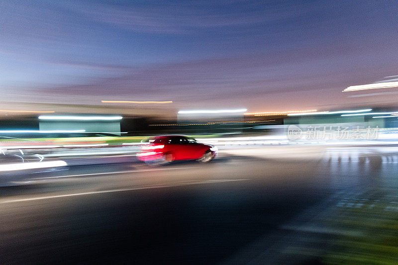 夜间在高速公路上行驶的汽车