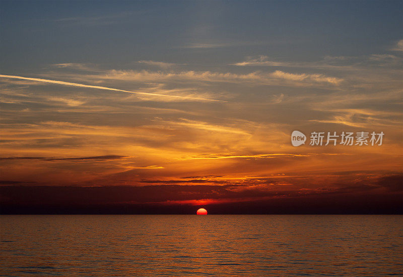 海上地平线上的夕阳