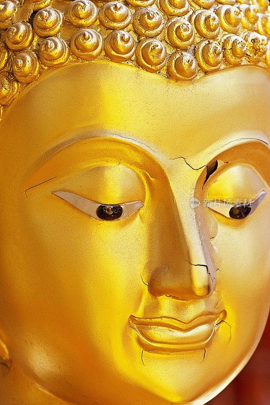 在寺庙里，佛像的脸是闭合的。