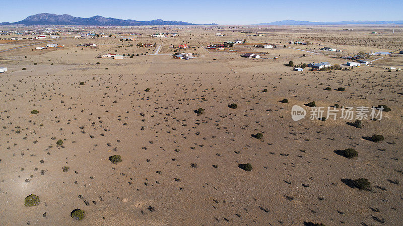 新墨西哥州埃奇伍德附近沙漠中的农场和牧场，沿着40号高速公路。全景俯瞰图。