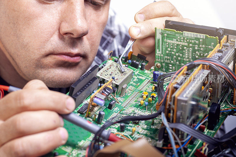 电子诊断师修理电子设备