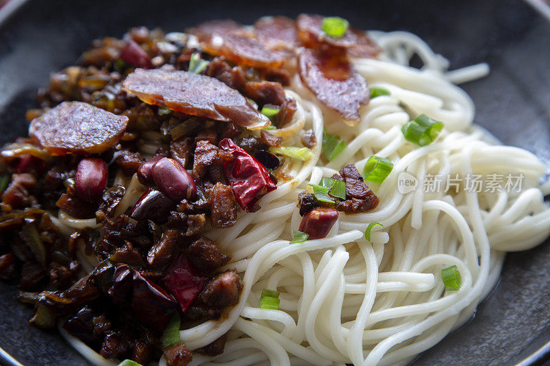 自制的香肠肉汁面条