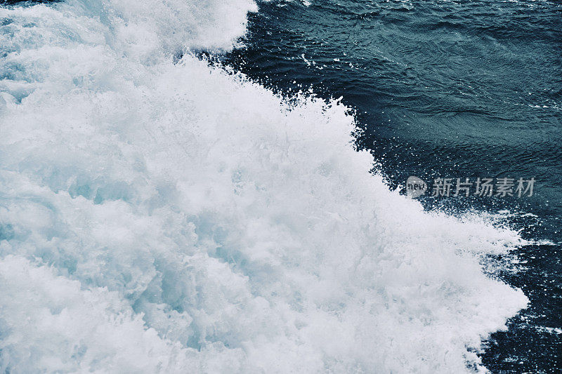 自然的力量，在康沃尔纽基暴风雨的一天，从上面冲破海浪。