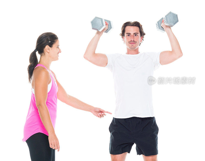 女性私人教练训练她的男性客户