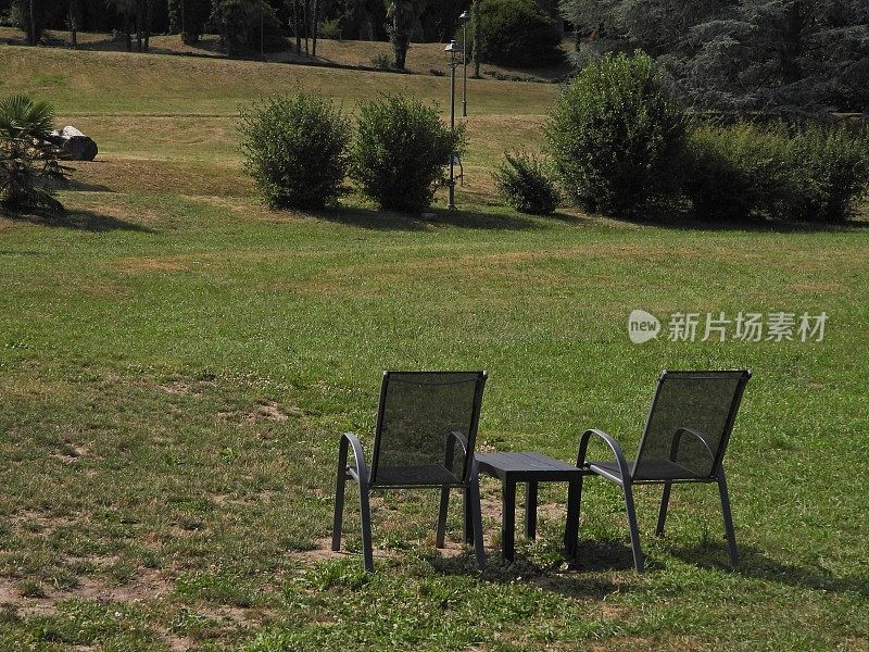 酒吧桌子和椅子在一个公园