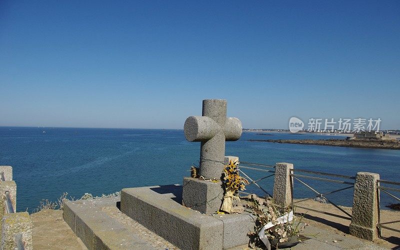 作家夏多勃里昂的坟墓在伟大的，面对着大海