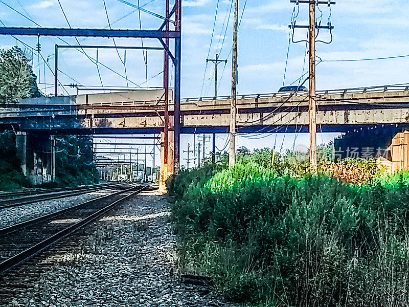 宾州Langhorne的美国1号公路下的SEPTA铁路轨道