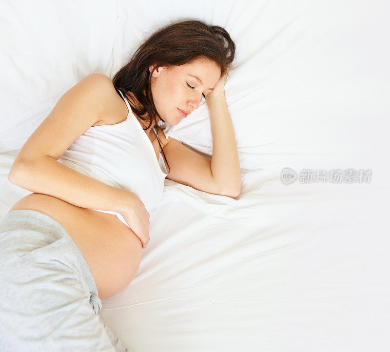 年轻孕妇睡在床上