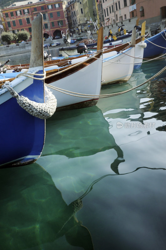 垂直彩色照片渔船系在Vernazza，意大利
