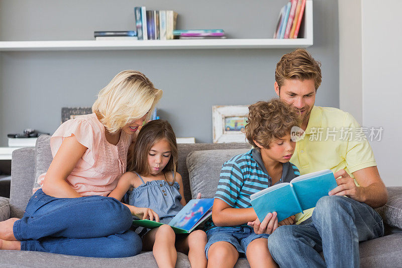 妈妈和爸爸和他们的孩子一起读书