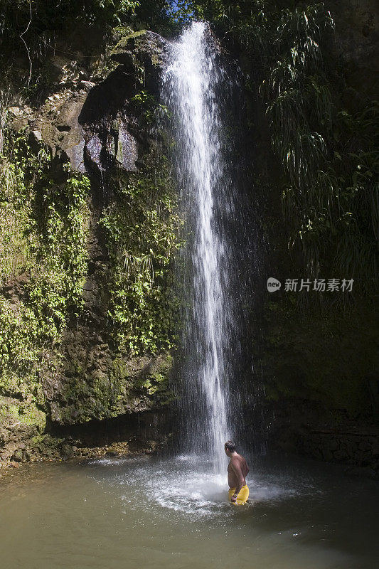 在热带瀑布中沐浴