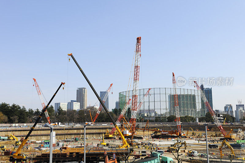 晴朗的天空下的大型建筑工地