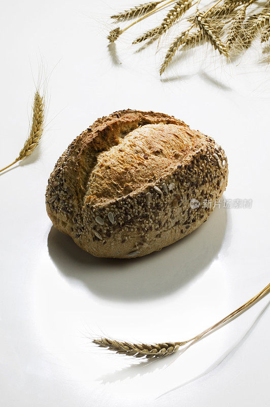 添加谷物的全麦面包