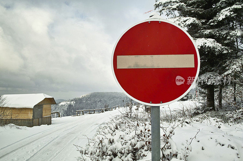 街道上有雪和标志