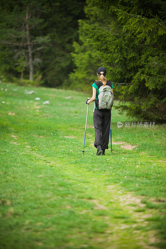 女人徒步旅行