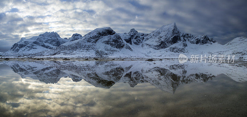 挪威北极罗浮敦群岛，冰雪覆盖的弗拉克斯塔德山脉
